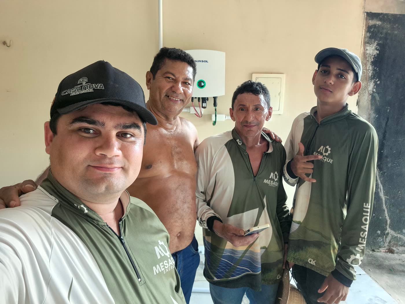 Equipe da Mesaque com o cliente, na entrega de um sistema instalado