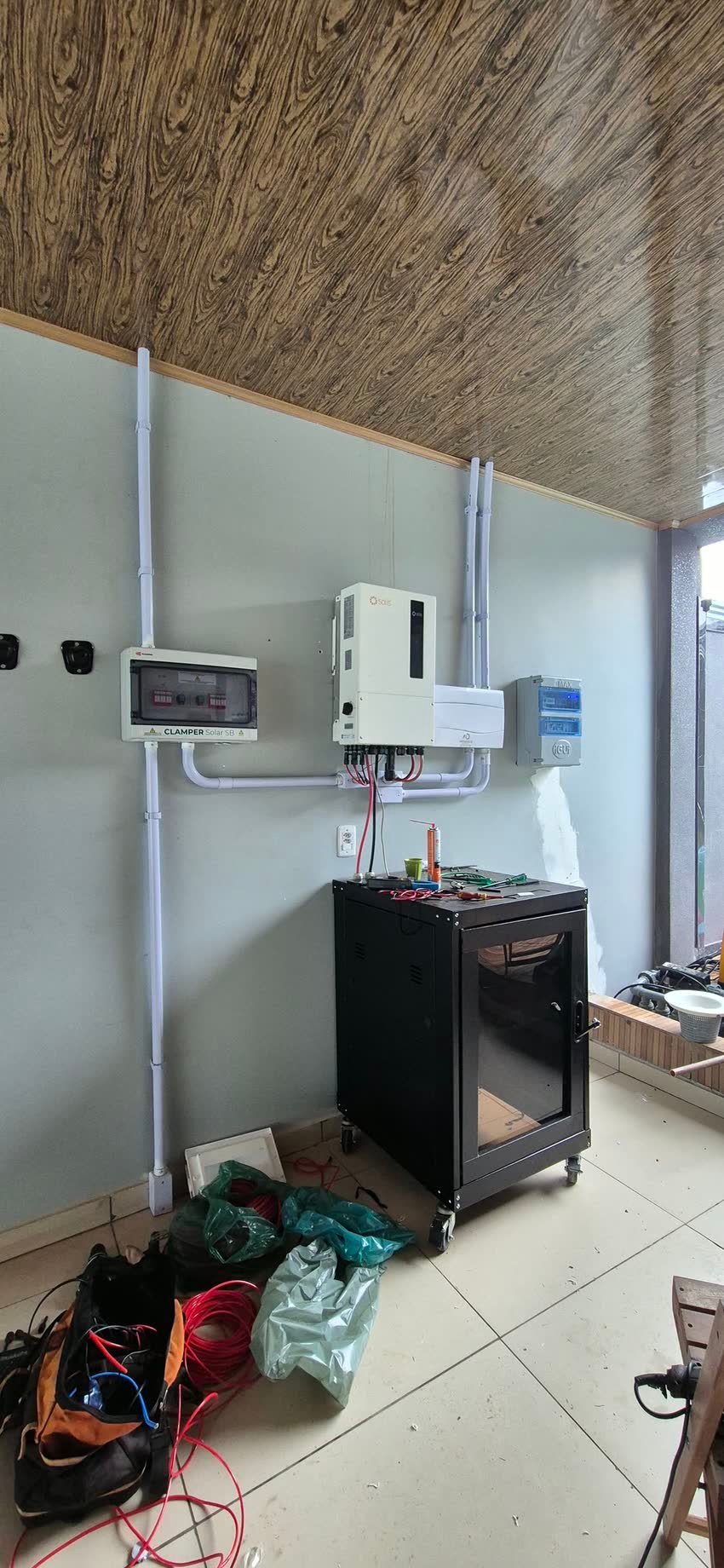 Inversor híbrido com rack de baterias montado em sala técnica