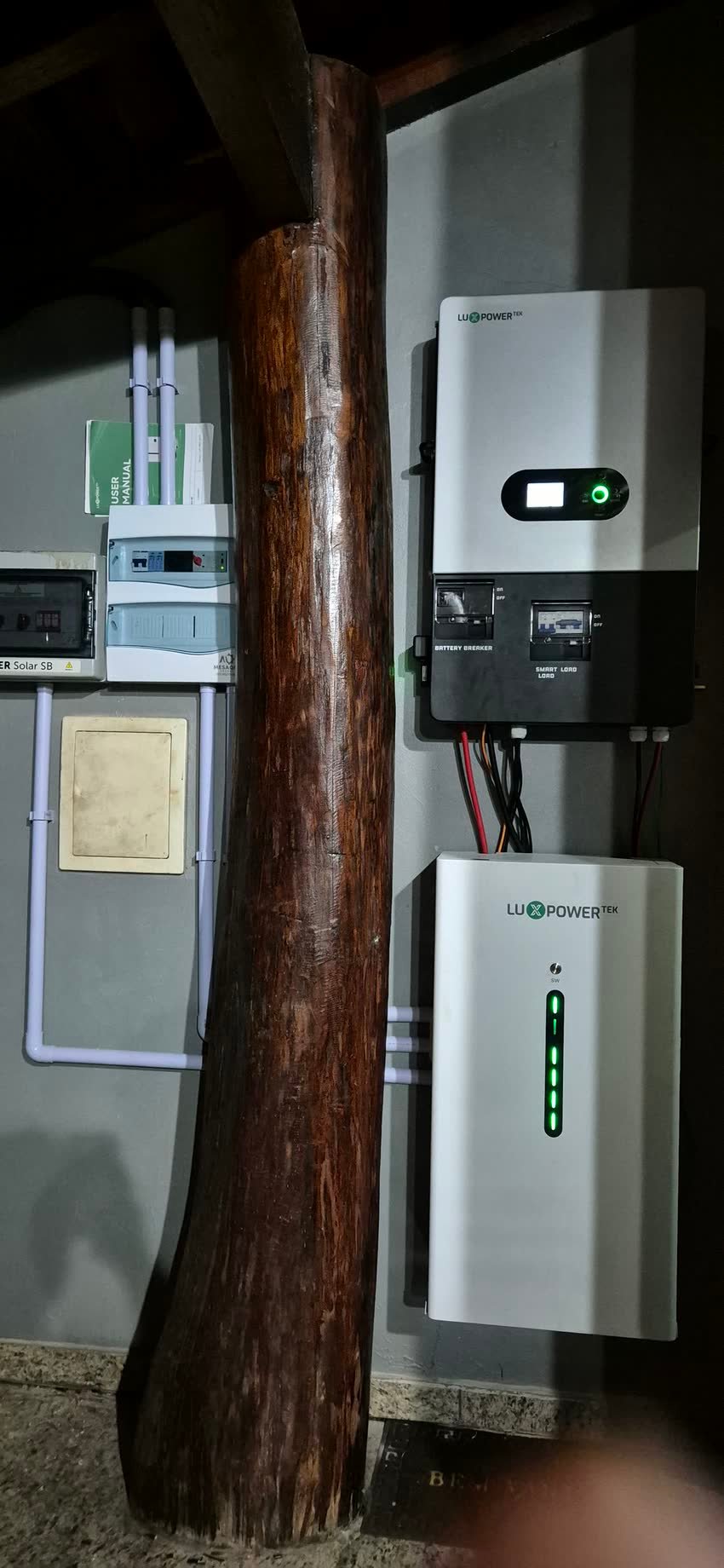 Inversor híbrido LuxPower Tek e banco de lítio, com disjuntor de bateria à vista