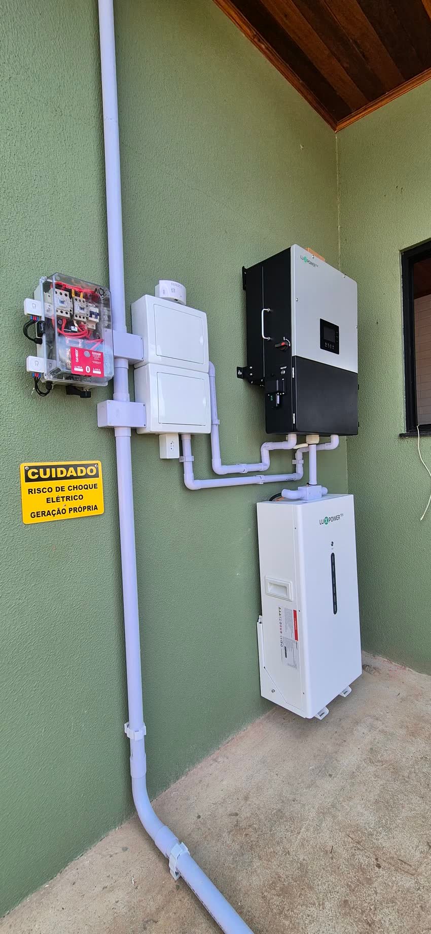 Inversor híbrido e bateria de lítio já finalizados, com placa de advertência de geração própria