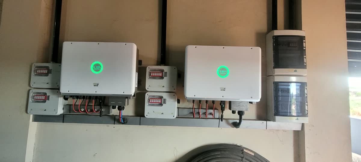 Dois inversores com string box individuais em parede de oficina