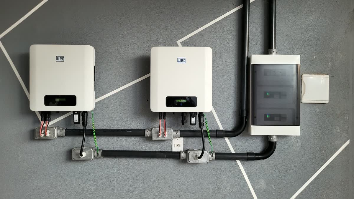 Dois inversores WEG e quadro de proteção com eletroduto rígido aparente