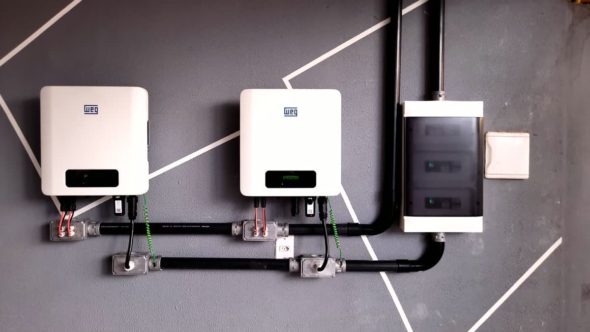 Dois inversores WEG em paralelo, caixas de passagem e quadro de proteção CA