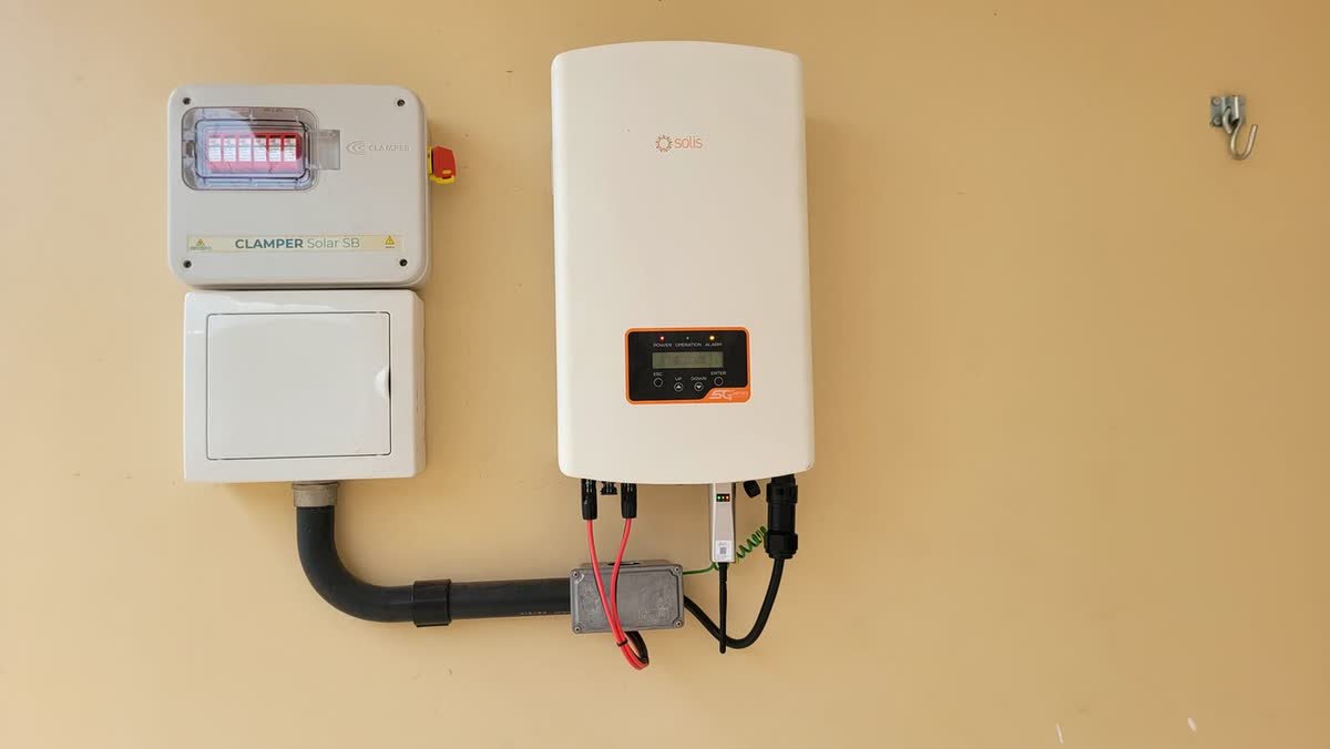 Inversor Solis com string box Clamper Solar SB e quadro de disjuntores