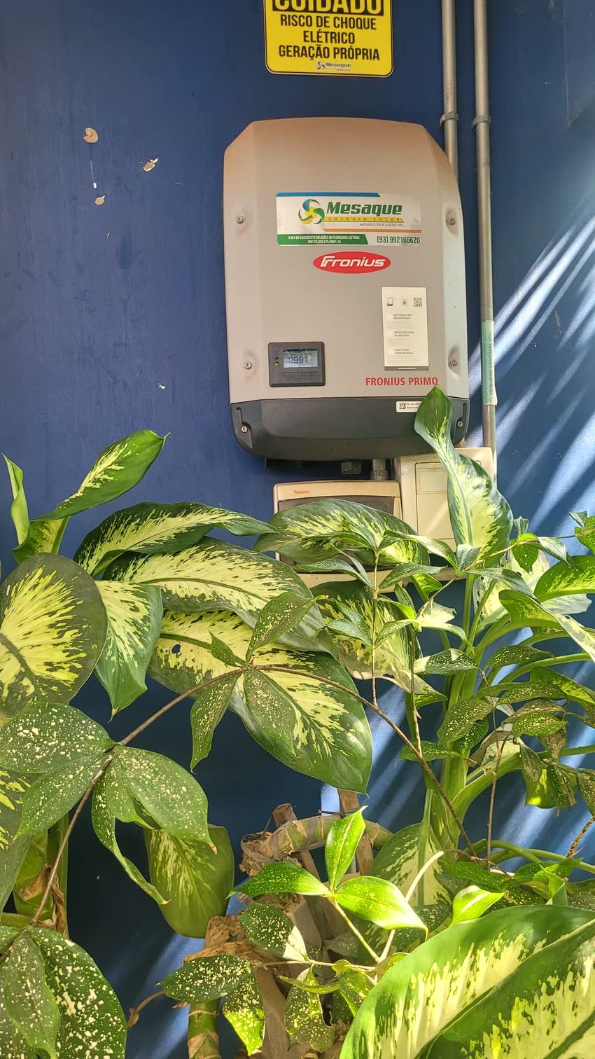 Inversor Fronius fixado em parede externa, protegido por beiral