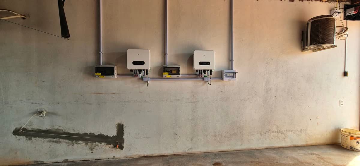 Dois inversores instalados em parede alta de galpão