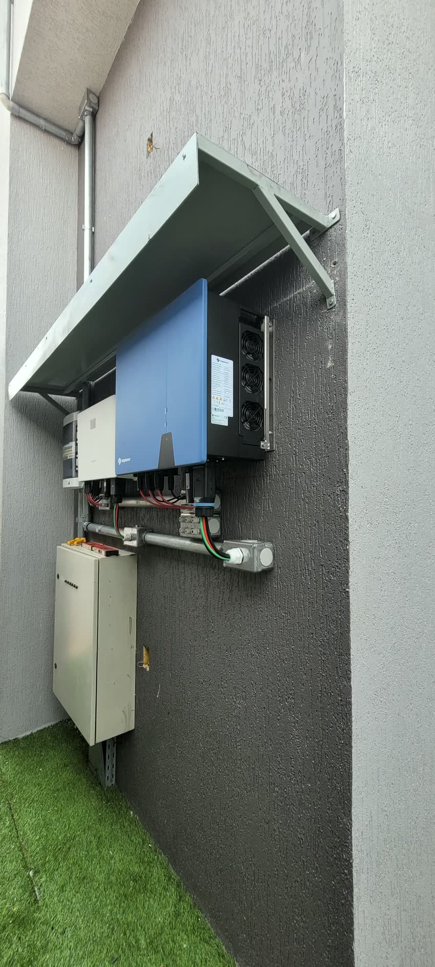 Quadro de proteção externo com tampa aberta, mostrando a montagem interna