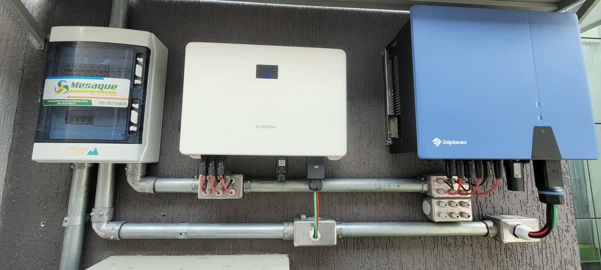Inversor Solplanet com string box e medidor em painel de montagem