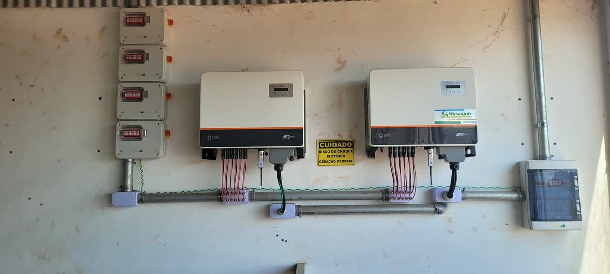 Dois inversores e quadros de comando instalados lado a lado em galpão
