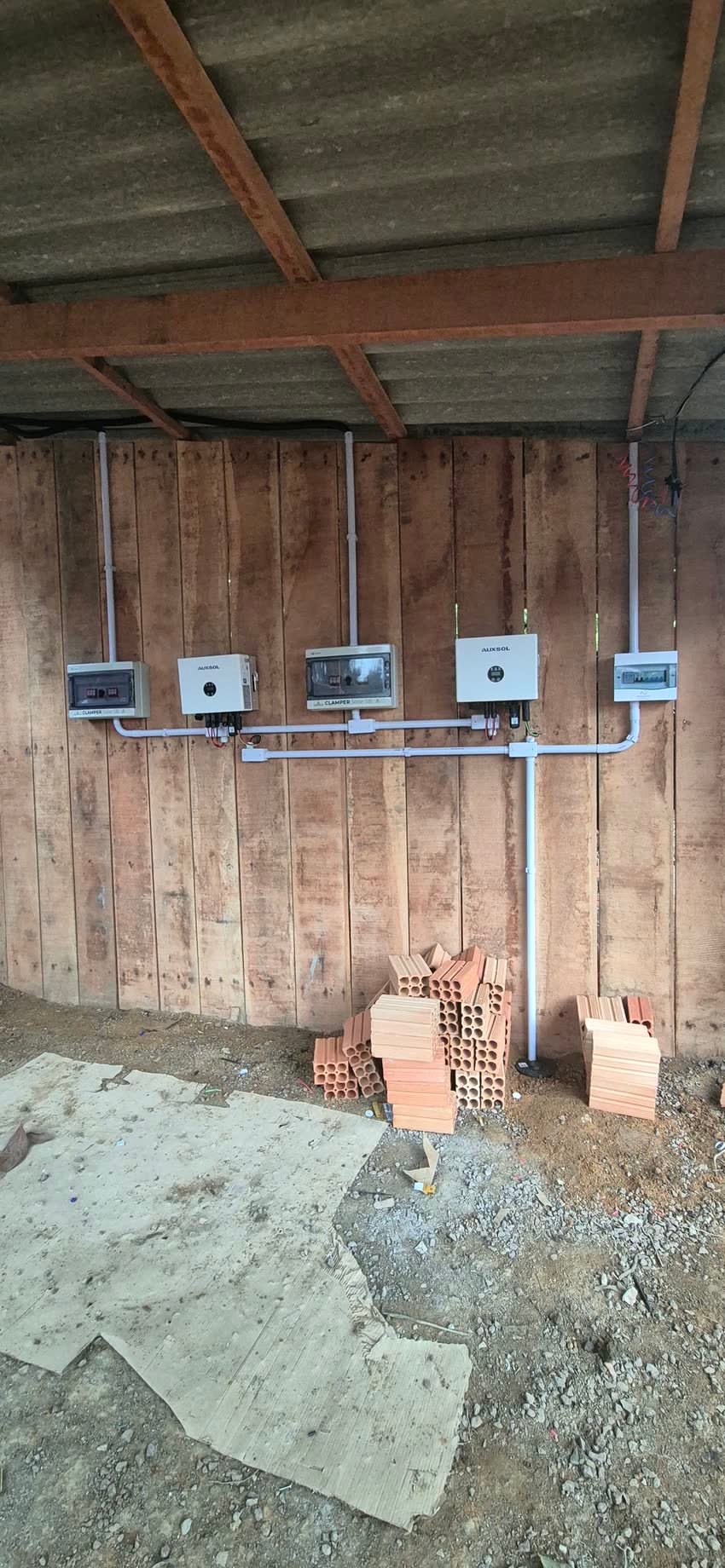 Três inversores instalados em galpão de estrutura de madeira
