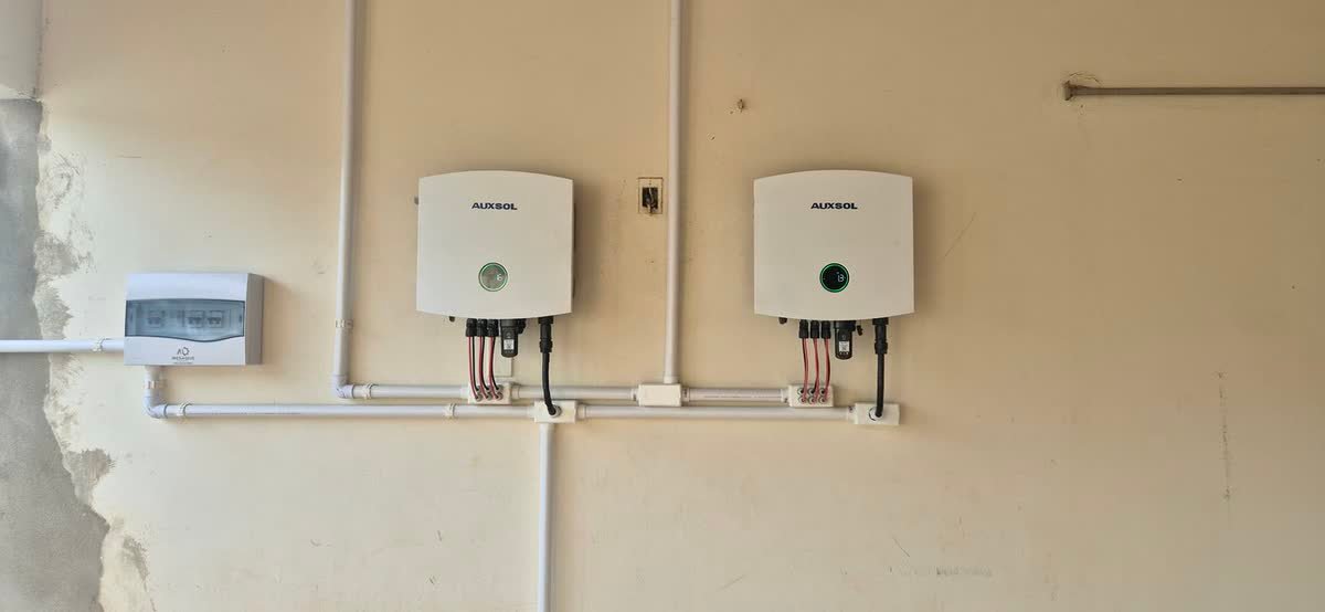 Dois inversores em parede interna, com eletroduto rígido em linha reta