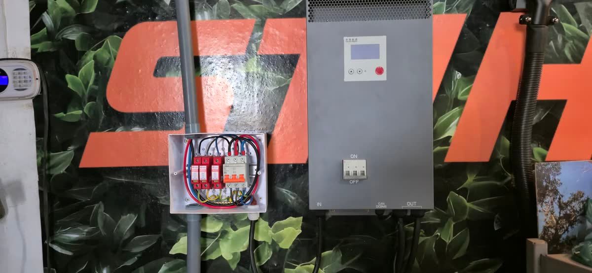 Quadro de medição e proteção instalado em muro grafitado
