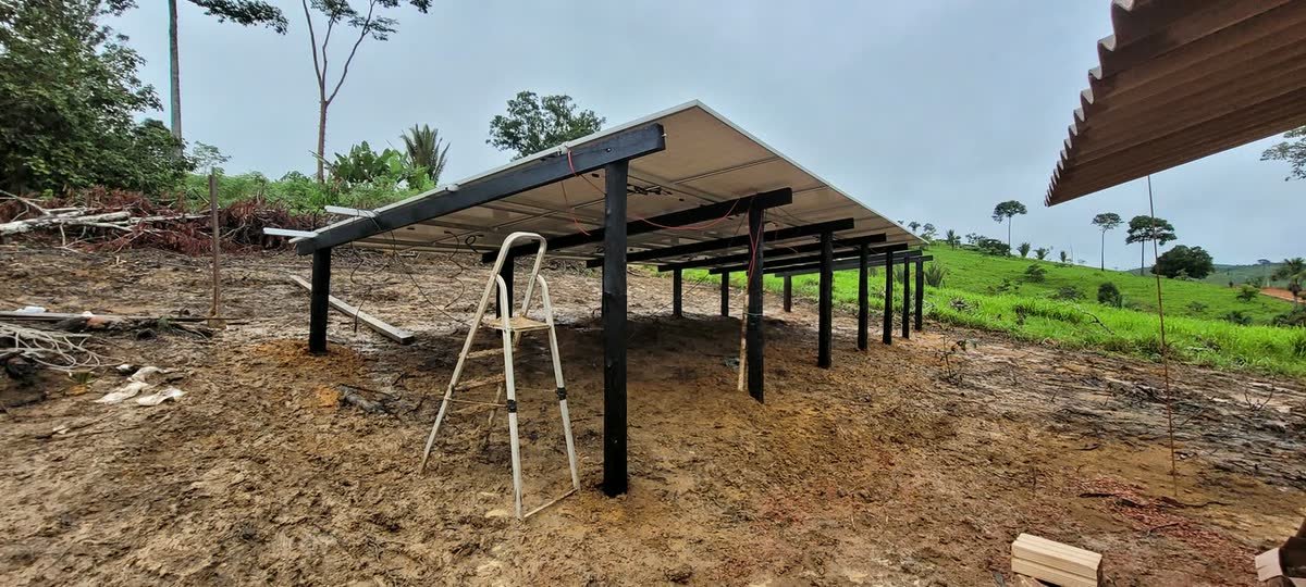 Estrutura metálica de usina em solo sendo montada em terreno aberto