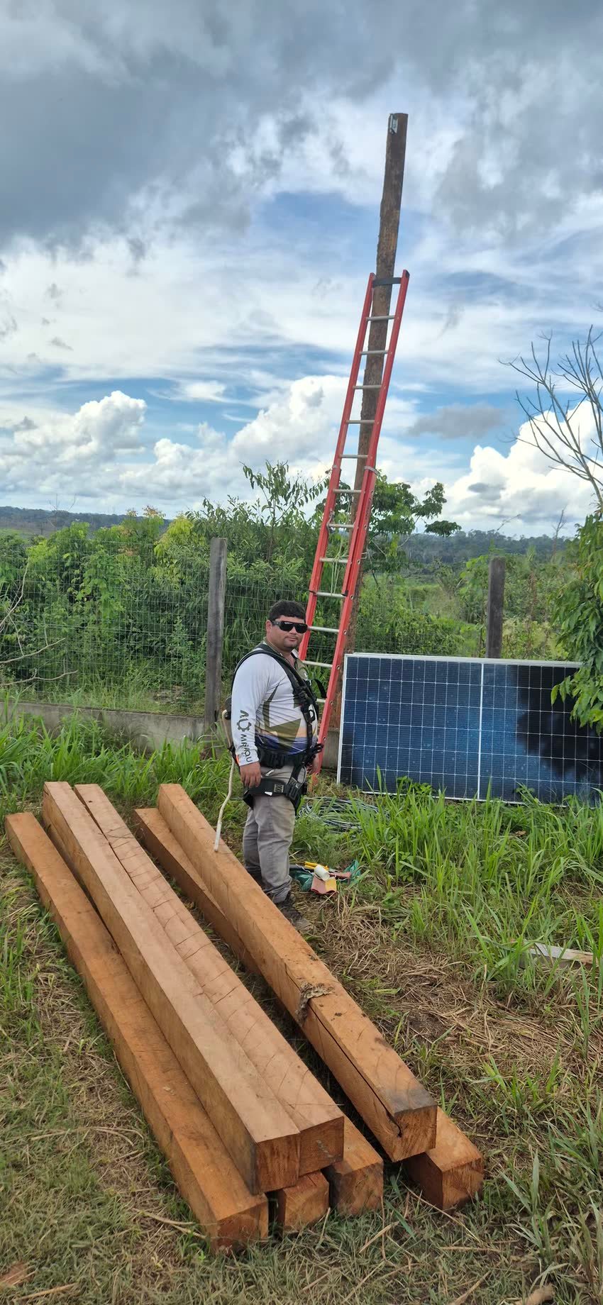 Montagem em campo: escada, postes de madeira e módulos já fixados ao fundo