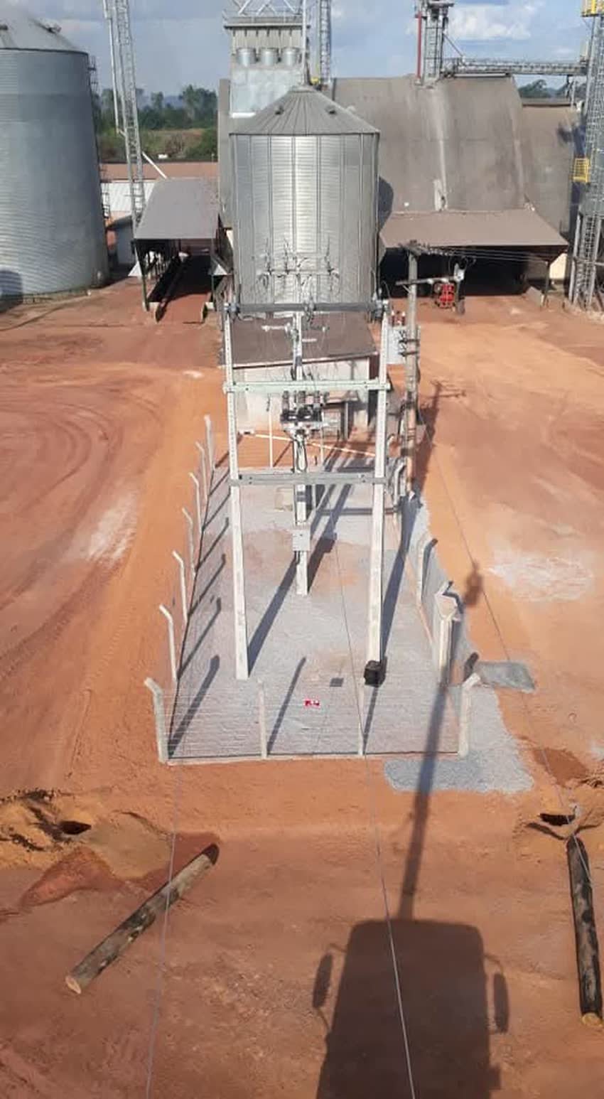 Estrutura metálica montada no pátio de um complexo de silos