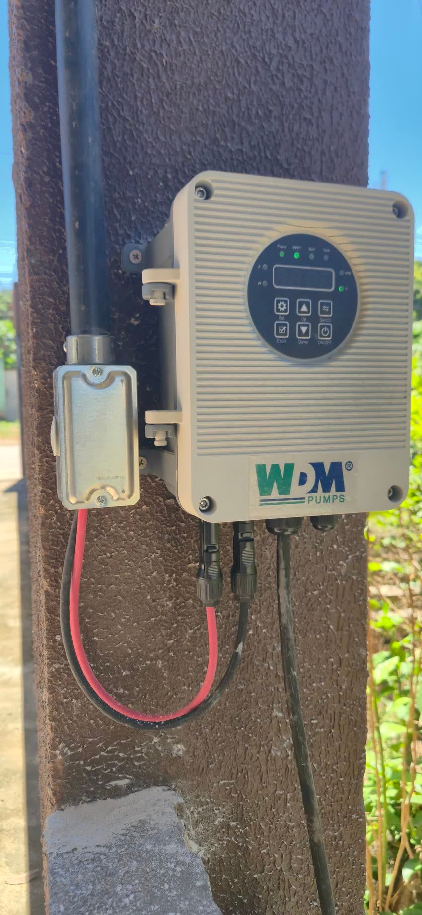 Inversor de bomba WEG WDM fixado em poste, em área de irrigação