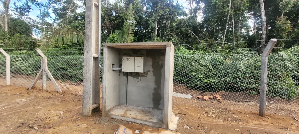 Poste e caixa de medição em construção, em propriedade rural