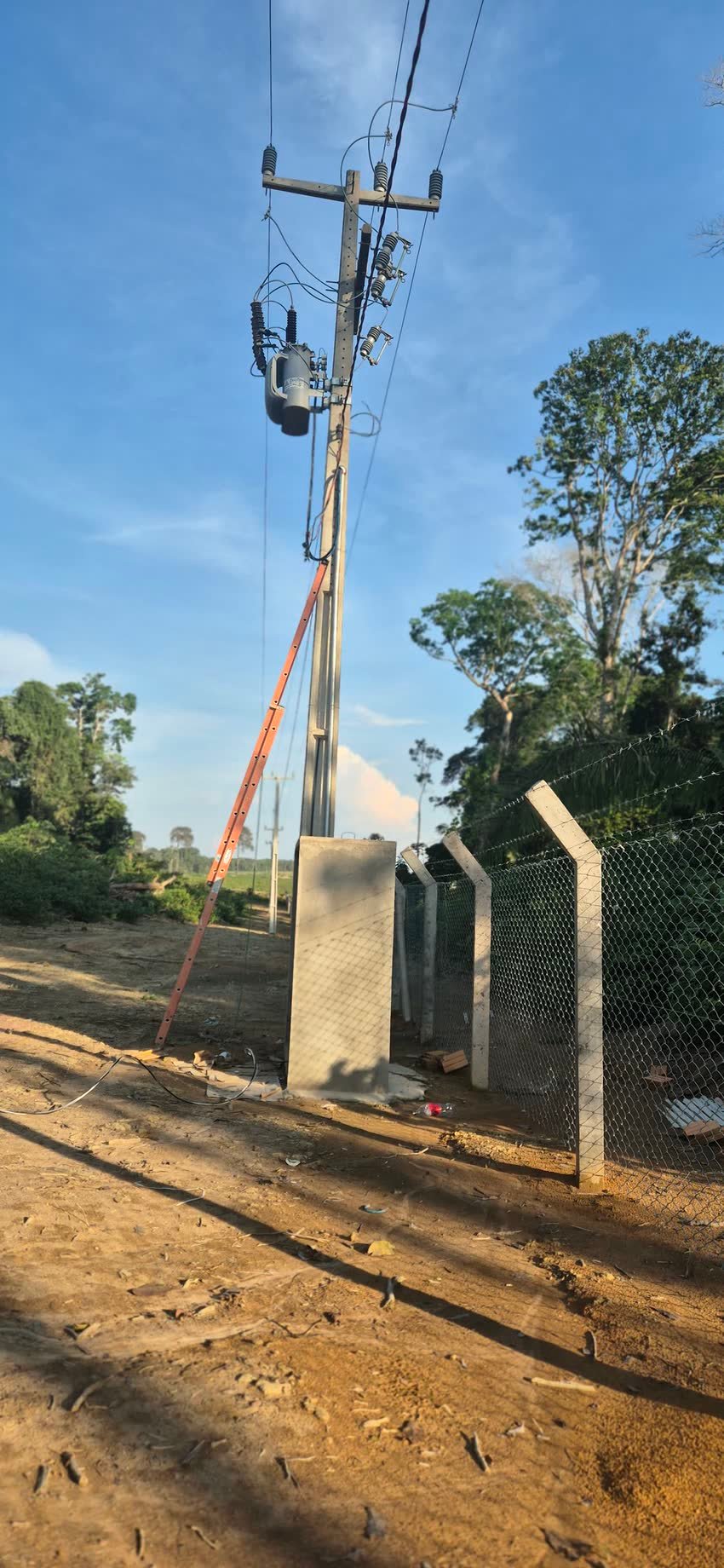 Poste de média tensão sendo montado em obra