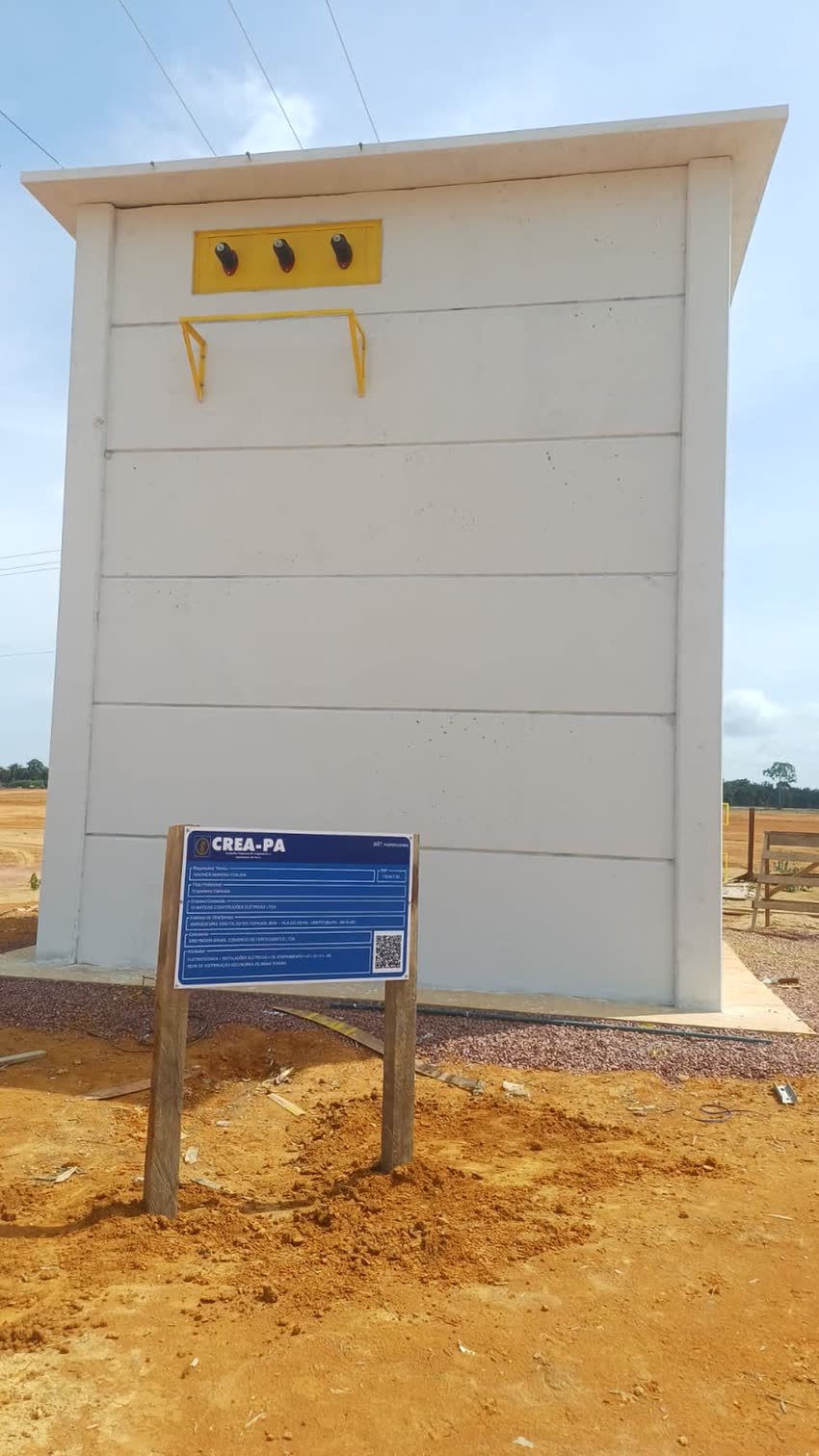 Cabine de medição em alvenaria concluída, com placa de identificação